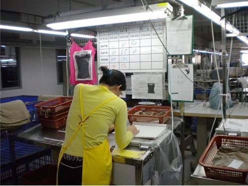 想知道一件件的漂亮衣服是怎么從服裝廠里做出來的嘛 快來看看吧